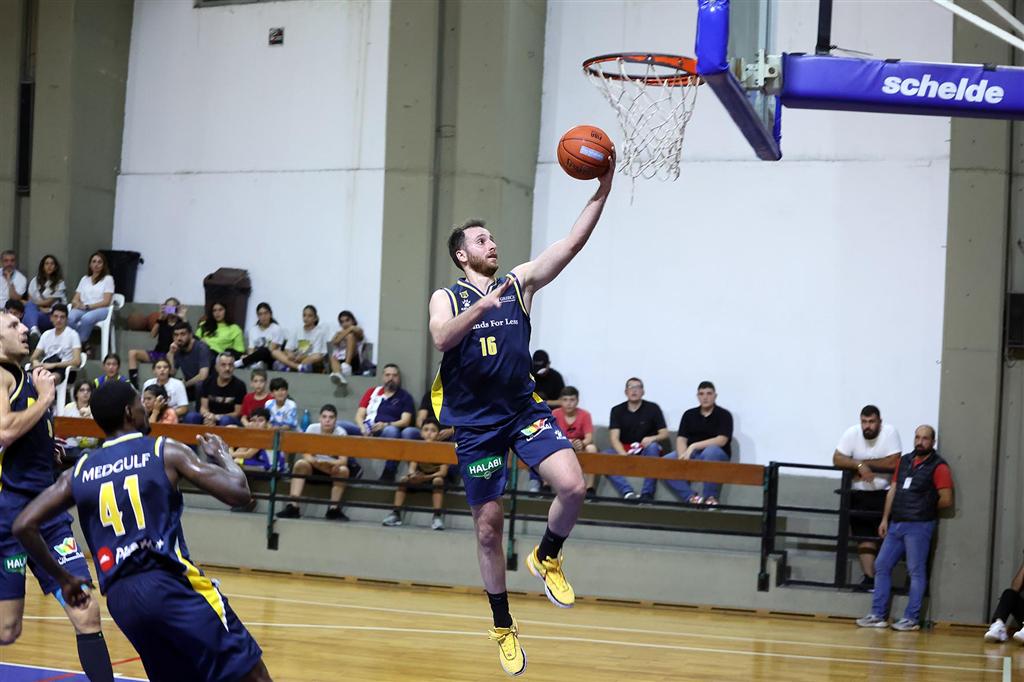  campeon-al-riyadi-festeja-exito-en-su-estreno-en-basquet-de-libano