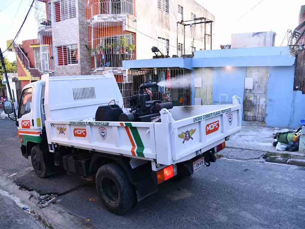 intensifican-fumigacion-y-limpieza-en-capital-dominicana-por-dengue
