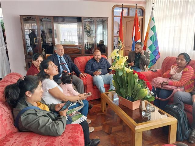  medicos-de-bolivia-agradecen-a-cuba-en-aniversario-de-escuela