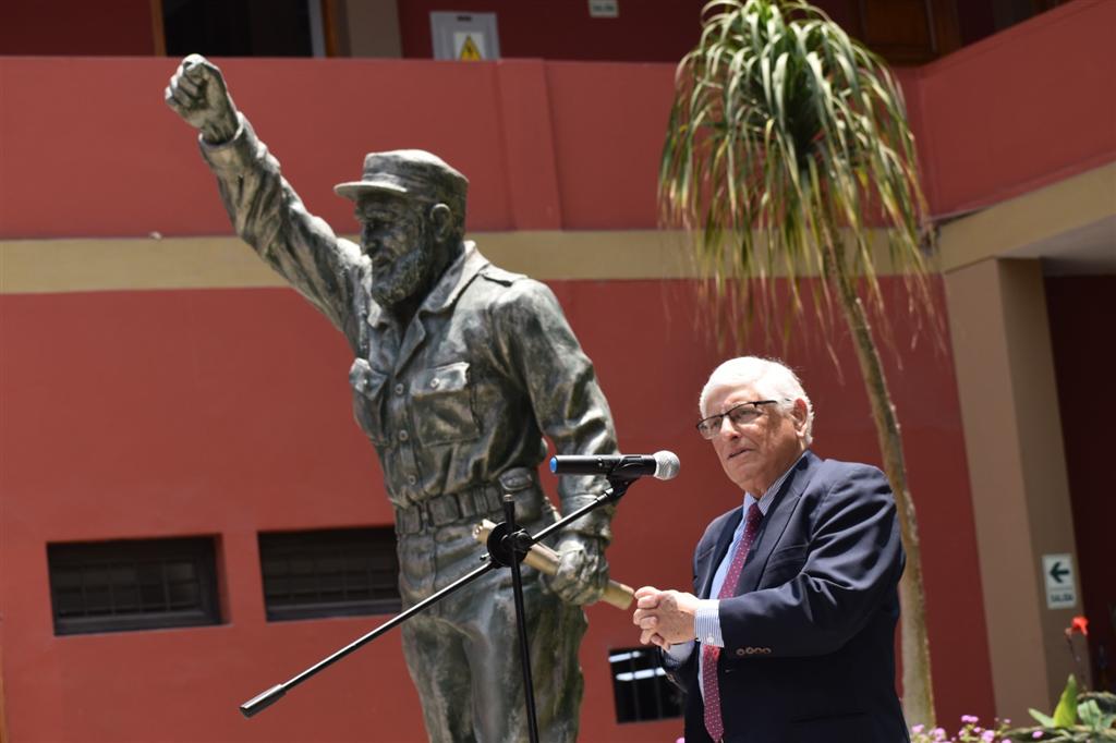 rinden-homenaje-en-peru-a-fidel-castro-y-los-valores-que-representa