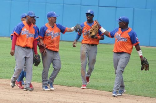 gallos-buscan-asegurar-subserie-ante-matanzas-en-beisbol-cubano