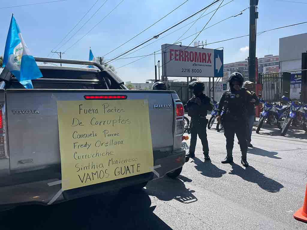 caravana-llega-ante-el-mp-de-guatemala-por-la-democracia