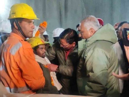 rescatan-a-obreros-atrapados-en-tunel-de-india