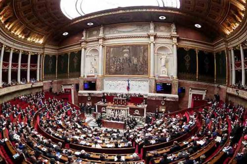 adopta-asamblea-nacional-francesa-version-de-ley-sobre-inmigracion