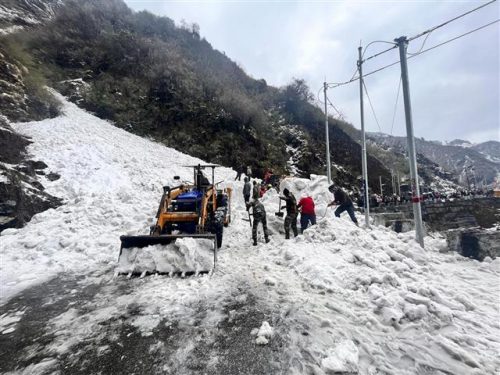 rescatan-a-turistas-varados-por-nevadas-en-norte-de-india