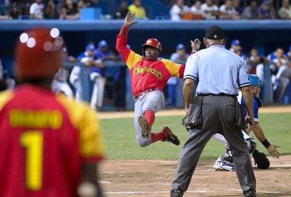 cocodrilos-por-barrida-ante-industriales-en-liga-cubana-de-beisbol