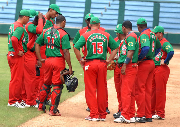 las-tunas-gana-y-se-acerca-a-clasificacion-en-liga-beisbolera-cubana