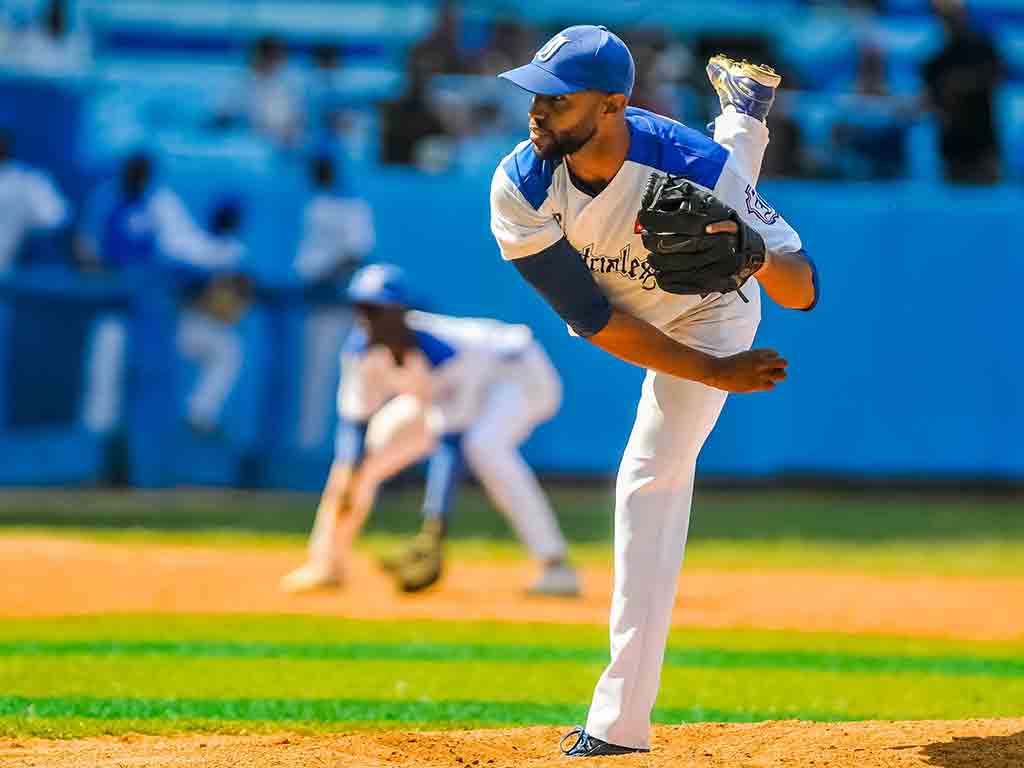 lanzador-cubano-frank-herrera-celebra-liderato-en-hold-points