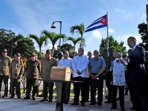 depositan-en-cuba-los-restos-del-unico-europeo-en-el-yate-granma