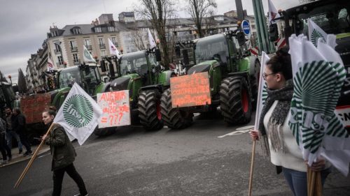 agricultores-franceses-mantienen-protestas-y-esperan-anuncios