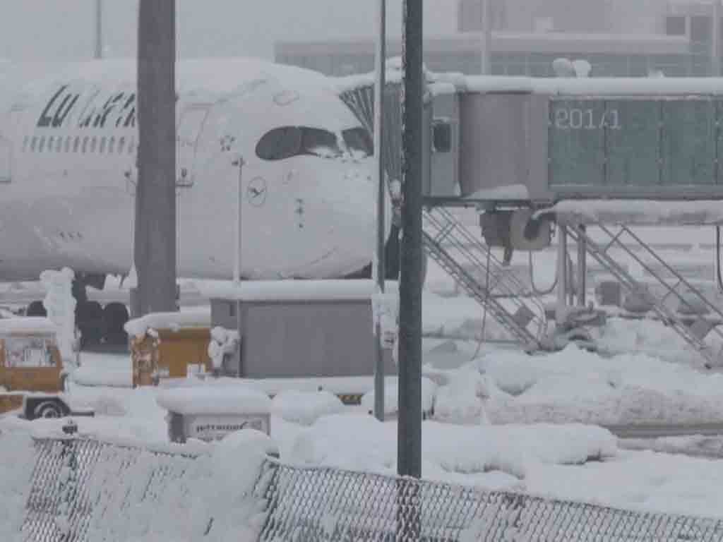 preven-cancelaciones-en-aeropuerto-aleman-por-fuertes-nevadas