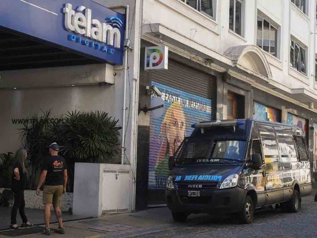 denuncian-presencia-policial-frente-a-medios-argentinos-de-prensa