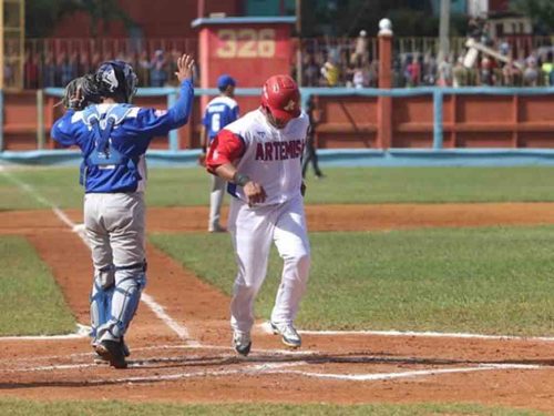 cazadores-de-artemisa-siguen-invictos-en-semifinal-beisbolera-cubana