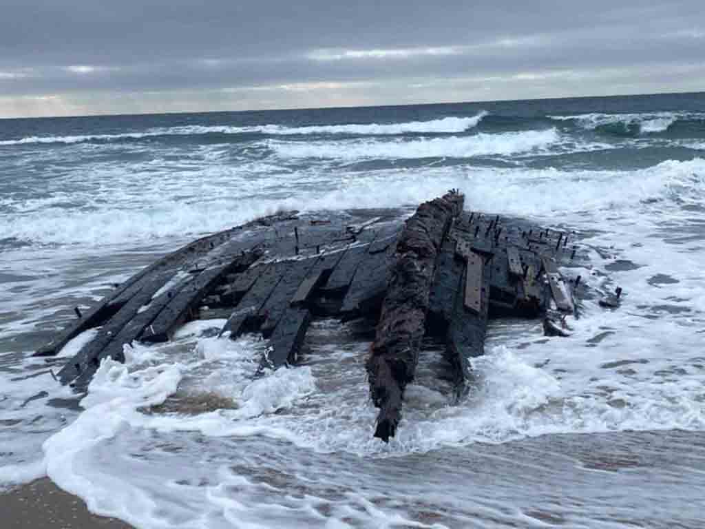 restos-de-naufragio-desconocido-aparecen-en-costa-canadiense