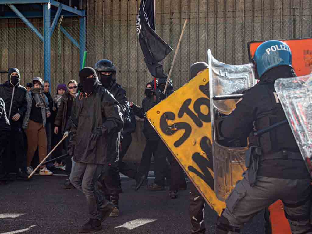  policias-y-manifestantes-chocan-en-italia-en-marcha-contra-israel