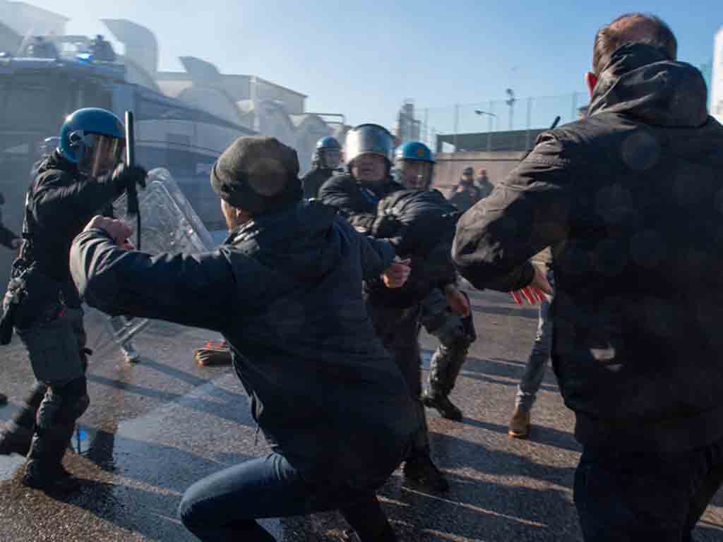  policias-y-manifestantes-chocan-en-italia-en-marcha-contra-israel