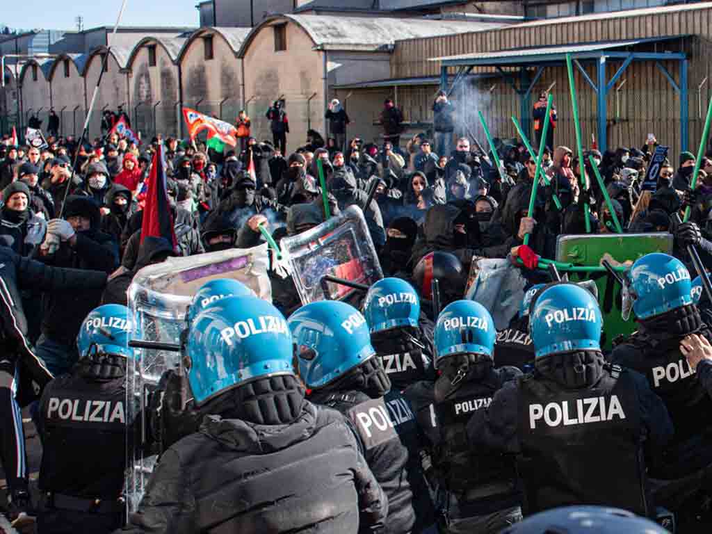 policias-y-manifestantes-chocan-en-italia-en-marcha-contra-israel