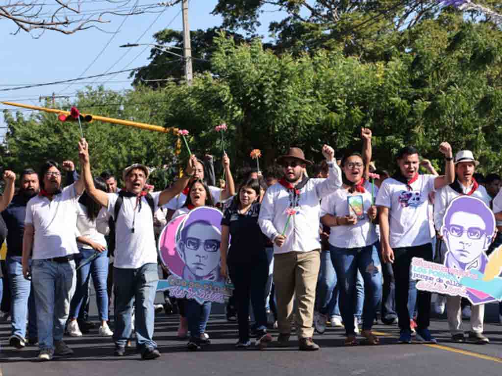  jovenes-nicaraguenses-rinden-tributo-al-poeta-leonel-rugama