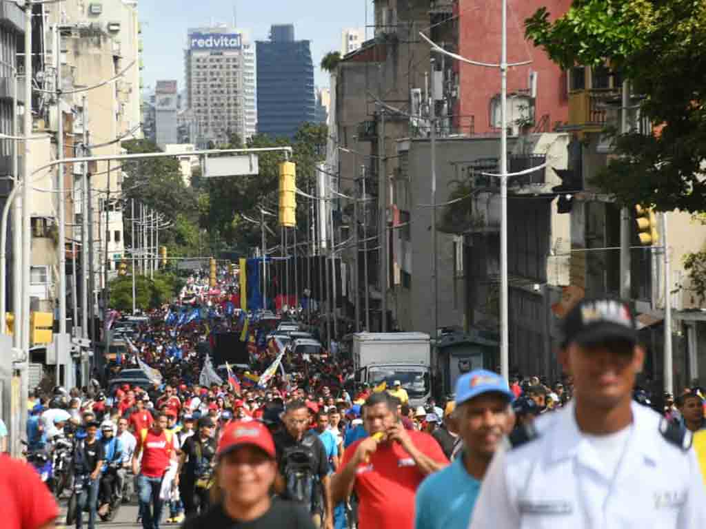  venezolanos-en-las-calles-del-pais-ratificaron-apoyo-a-nicolas-maduro