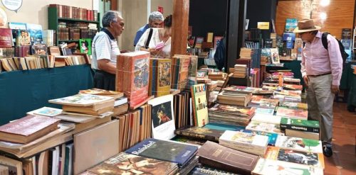 variadas-ofertas-en-feria-del-libro-usado-de-santiago-de-chile